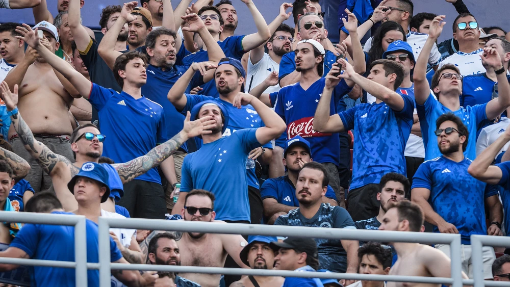 Torcida do Cruzeiro aprova saída imediata de zagueiro