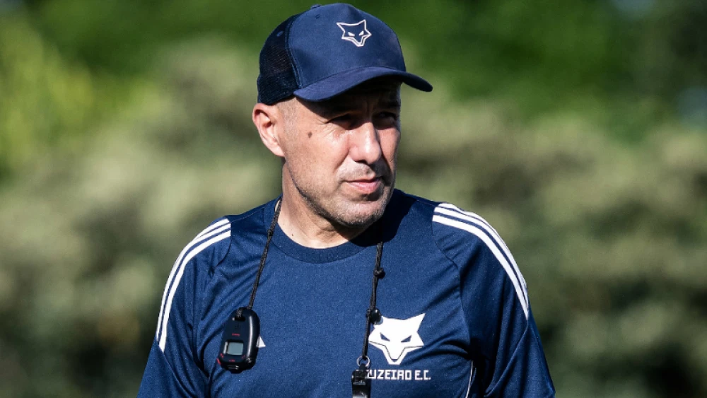 Leonardo Jardim pediu e Cruzeiro assinou contrato com jogador na hora