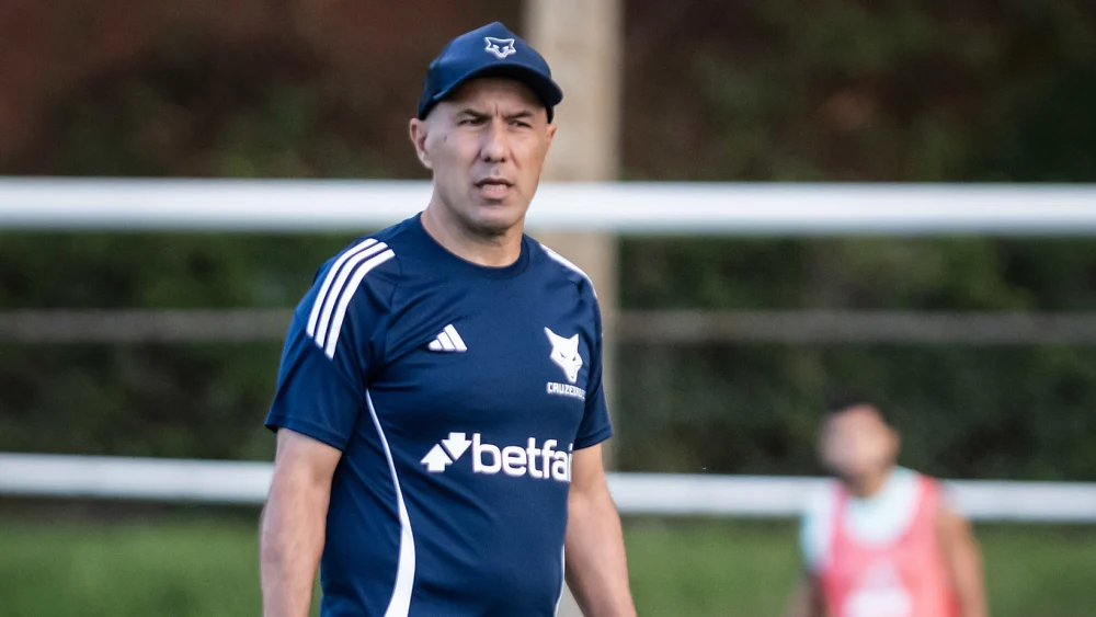 Leonardo Jardim está pulando de alegria enquanto Ceni chora de tristeza com essa informação