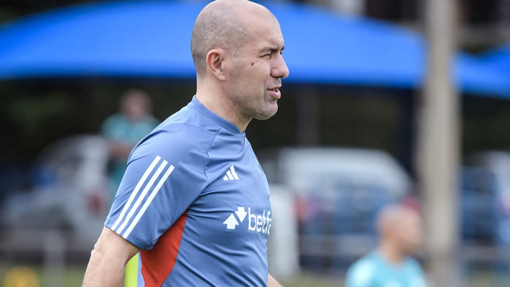 Leonardo Jardim está pulando de alegria enquanto Ceni chora de tristeza com essa informação
