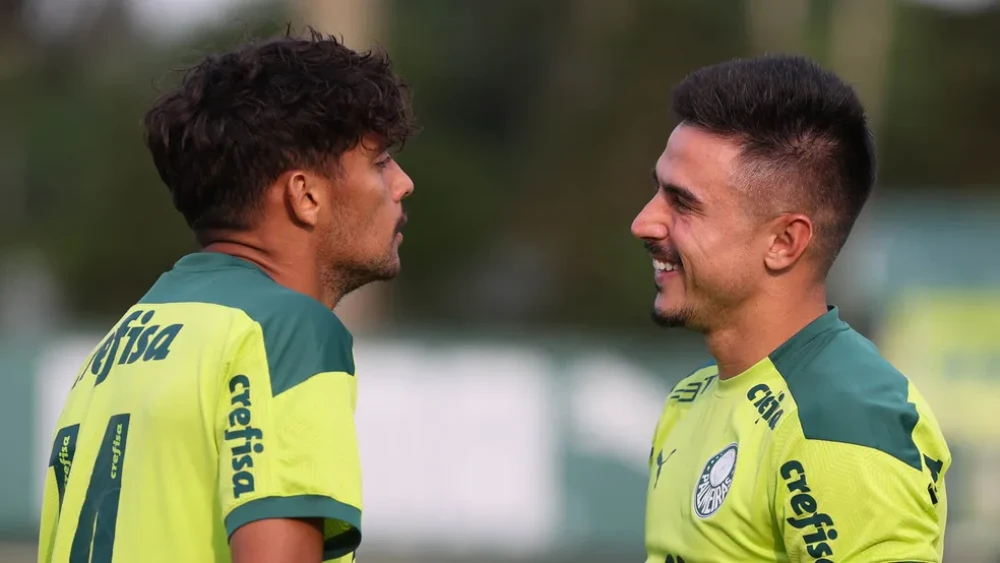 Depois de algum tempo, Willian Bigode aparece para responder Gustavo Scarpa