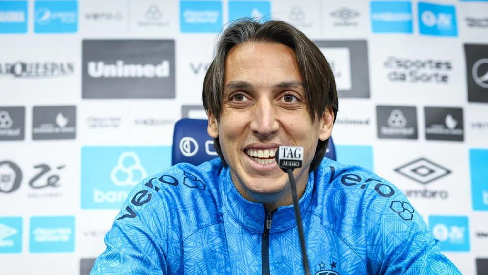 Aos 39 anos, Pedro Geromel se apresentou para vestir a camisa do Vitória