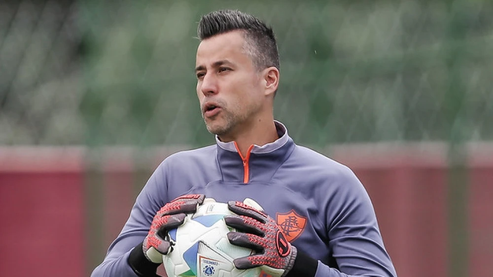 “Novo” goleiro Fábio já assinou contrato para vestir vermelho e branco