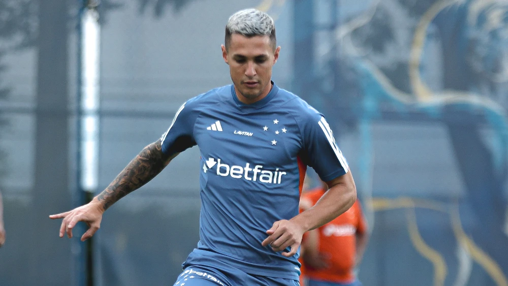 Mateus Vital deixou o Cruzeiro para fazer fortuna na China e agora define reencontro