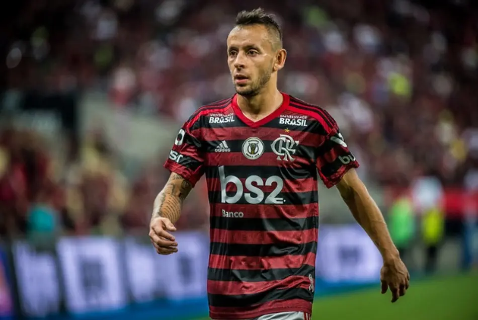 Rafinha pega geral de surpresa, assina com gigante carioca e está de volta ao Rio