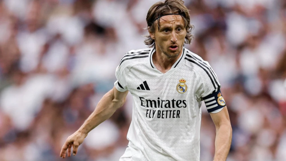 Luka Modrić só deixou o Real Madrid e pode assinar para vestir vermelho e preto