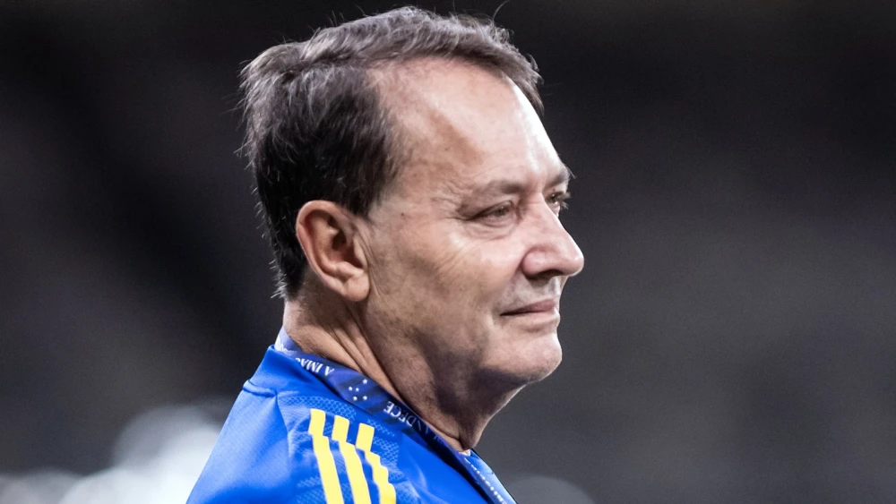 Pedrinho abre a carteira e xodó do Vasco assina com o Cruzeiro