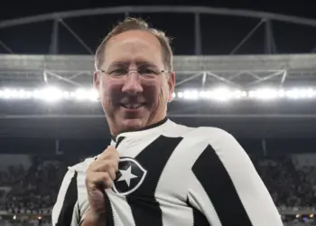 John Textor acordou determinado e tirou meio-campista do Cruzeiro