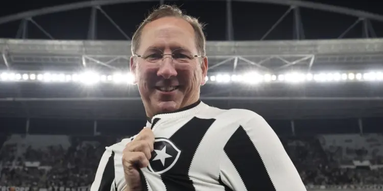 John Textor acordou determinado e tirou meio-campista do Cruzeiro