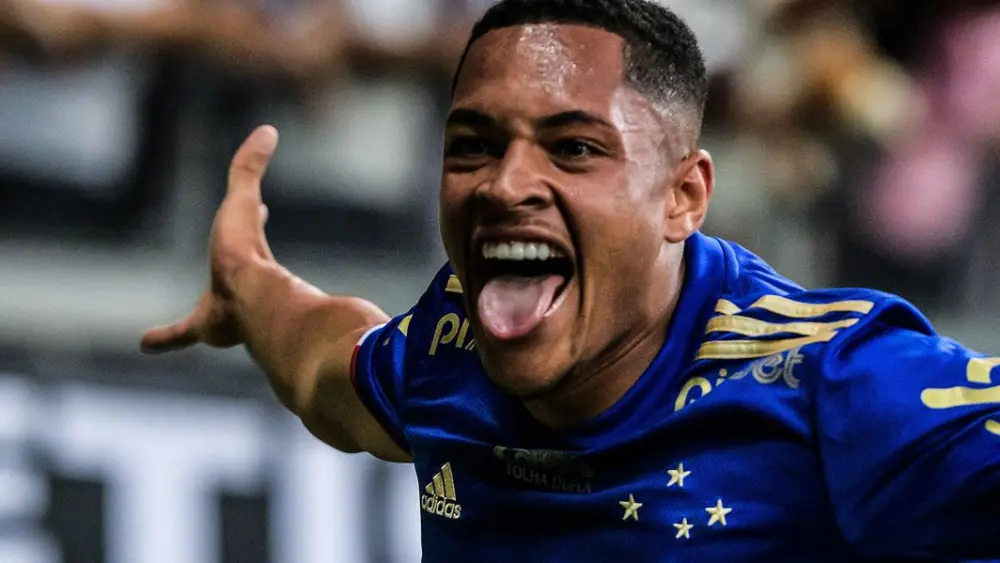 Técnico do Cruzeiro deu apenas 20 minutos para Vitor Roque o convencer