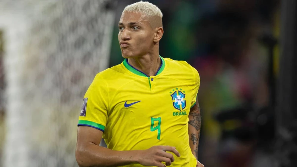 Richarlison decide mudar e assina vínculo no Brasil