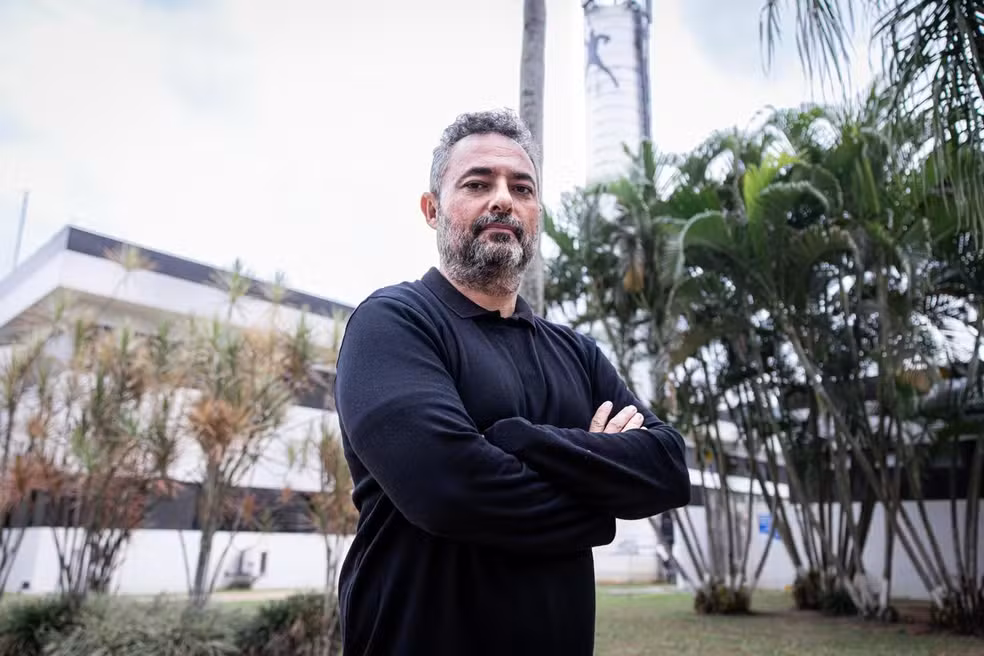Alexandre Mattos aciona seus contatos e lateral xodó do Cruzeiro pode assinar com o Santos