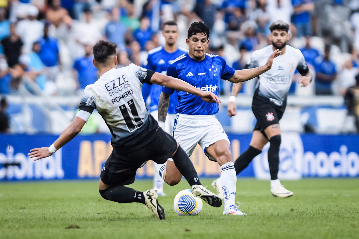 Cruzeiro sobe o sarrafo e arma chapéu no Corinthians por atacante