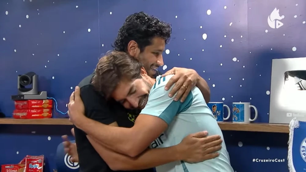 Ídolo histórico, Léo volta ao Cruzeiro com a bênção de Lucas Silva