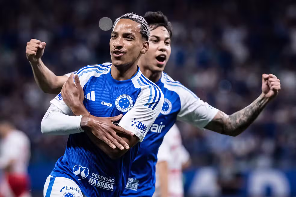 Cruzeiro age depressa e Leonardo Jardim comemora mais um reforço: Meio-campista à disposição