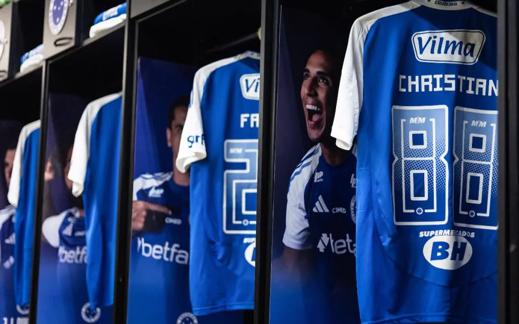 Atacante velocista que deixou o Cruzeiro pega todo mundo de surpresa e assina com rival