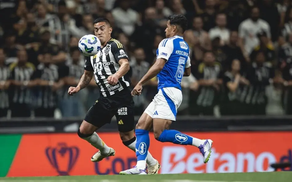 Cruzeiro se aproxima de acordo milionário e Atlético pode ficar a ver navios