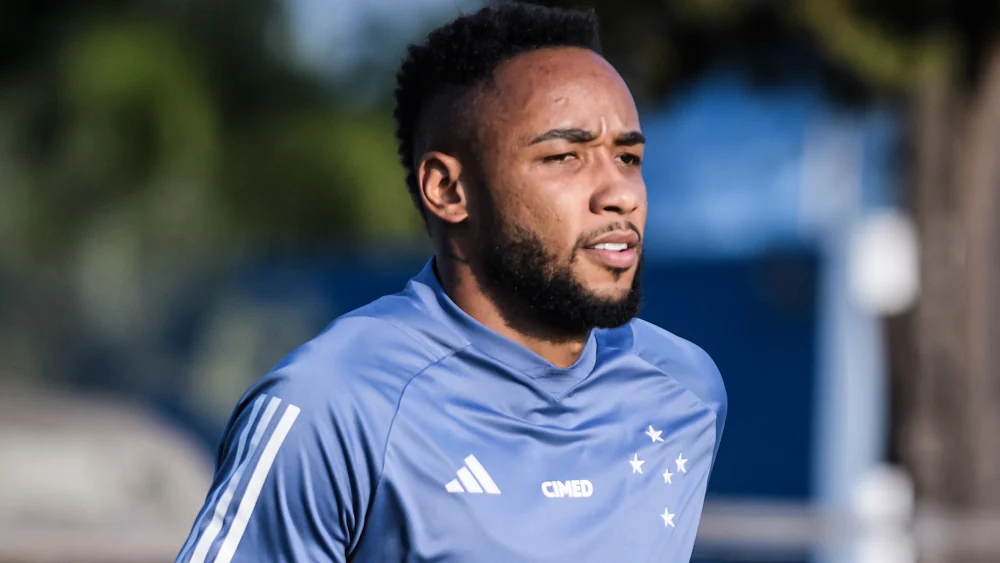 Quando ninguém esperava, Rafa Silva faz as malas, pega o avião e está de volta