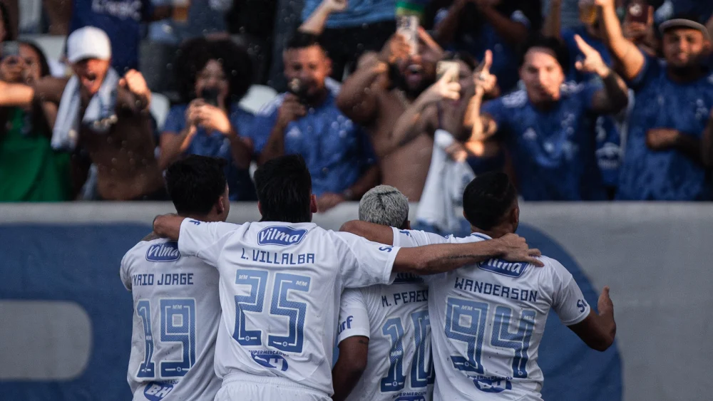 Cruzeiro aceita liberar e zagueiro faz a mala para deixar BH