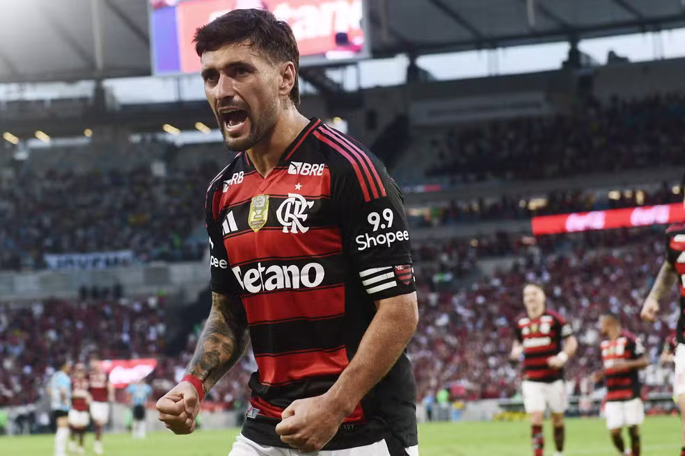Arrascaeta se une a jogadores do Cruzeiro após escândalo nacional
