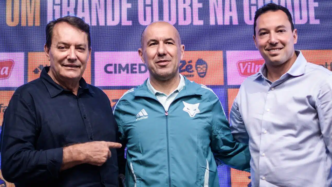 Pedrinho não deixa oportunidade escapar e, com um canetada, garante dois reforços pro Cruzeiro