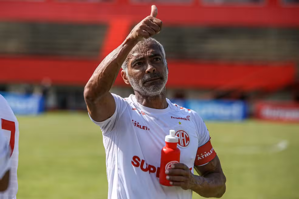 Romário assina contrato para jogar o Carioca