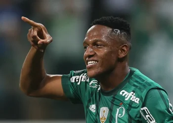 R$ 900 mil por mês e Yerry Mina assina para jogar no Cruzeiro