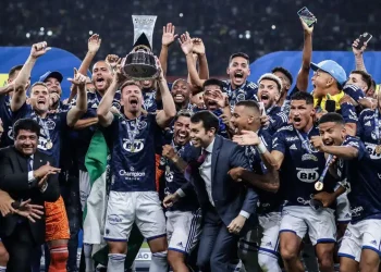 Ajudou o Cruzeiro na Série B e agora assinou novo contrato para jogar a Libertadores