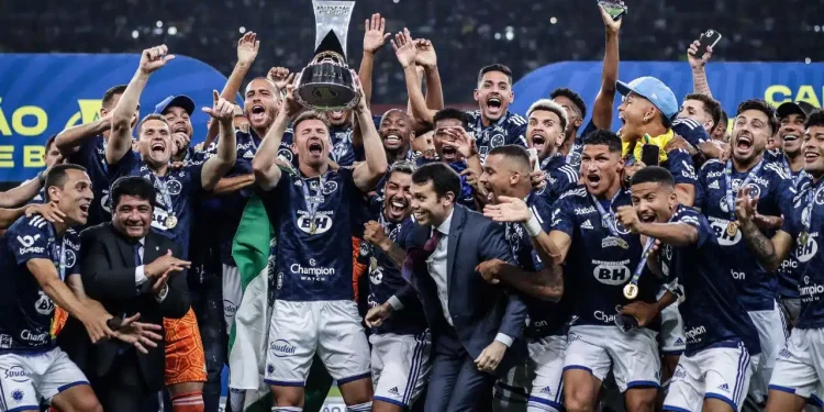 Ajudou o Cruzeiro na Série B e agora assinou novo contrato para jogar a Libertadores