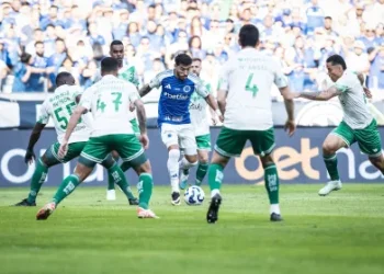 Atacante deixou o Cruzeiro, assinou com rival e agora é cortado do time