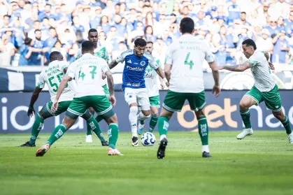 Atacante deixou o Cruzeiro, assinou com rival e agora é cortado do time