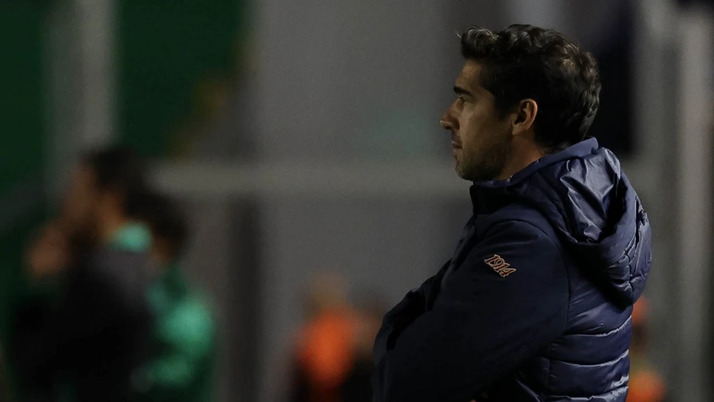 Palmeiras determina pagamento de R$ 66 milhões a Abel Ferreira