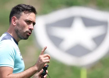 Com salário de R$ 1,5 milhão por mês, Cruzeiro aplica chapéu no Botafogo por meia