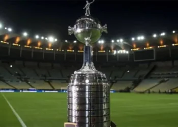 Campeão da Libertadores pode levar zagueiro do Cruzeiro embora