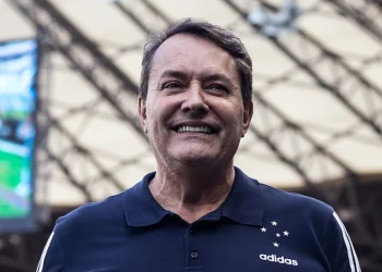 Pedrinho pegou o telefone, ligou para atacante e assinou contrato para o Cruzeiro