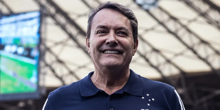 Pedrinho pegou o telefone, ligou para atacante e assinou contrato para o Cruzeiro