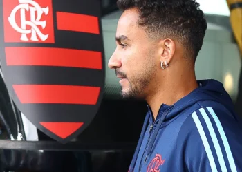 Danilo se une a ídolo do Cruzeiro e só manda avisar ao Flamengo