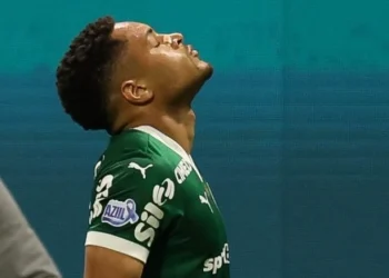 Vitor Roque não segurou as pontas, chamou técnico e pediu pra ir embora