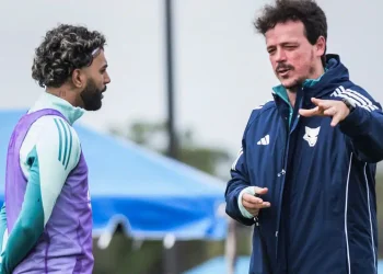 Atacante que Diniz não queria no Cruzeiro pode formar dupla com Gabigol em 2026