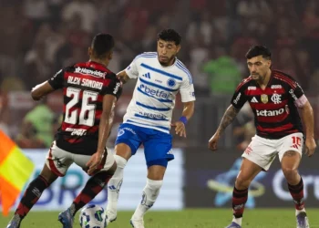 Flamengo aparece com mais dinheiro e deve levar zagueiro do Cruzeiro