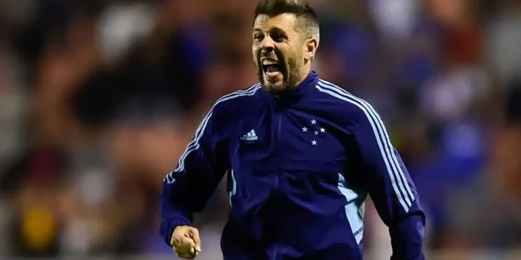 Paulo Pezzolano pode voltar ao Cruzeiro para comandar time na Libertadores