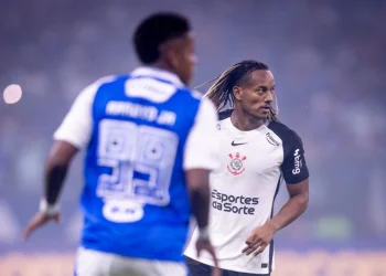 Cruzeiro dá o troco no Corinthians e contrata ídolo alvinegro para 2026