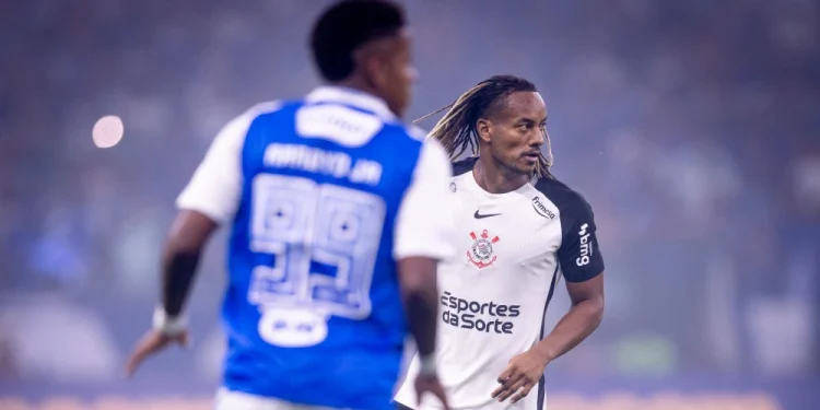 Cruzeiro dá o troco no Corinthians e contrata ídolo alvinegro para 2026