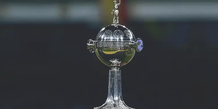 Campeão brasileiro e da Libertadores com clube carioca entra na mira do Cruzeiro