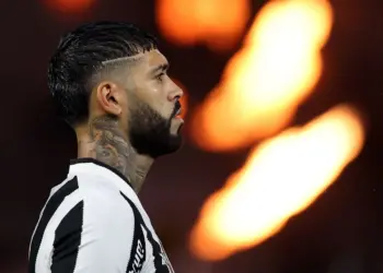 Pedrinho recebe oferta por Alexander Barboza e Cruzeiro bate o martelo
