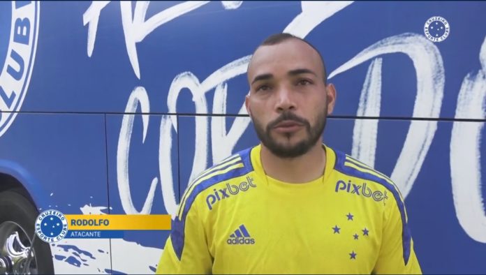 Novo reforço do Cruzeiro comemora início positivo