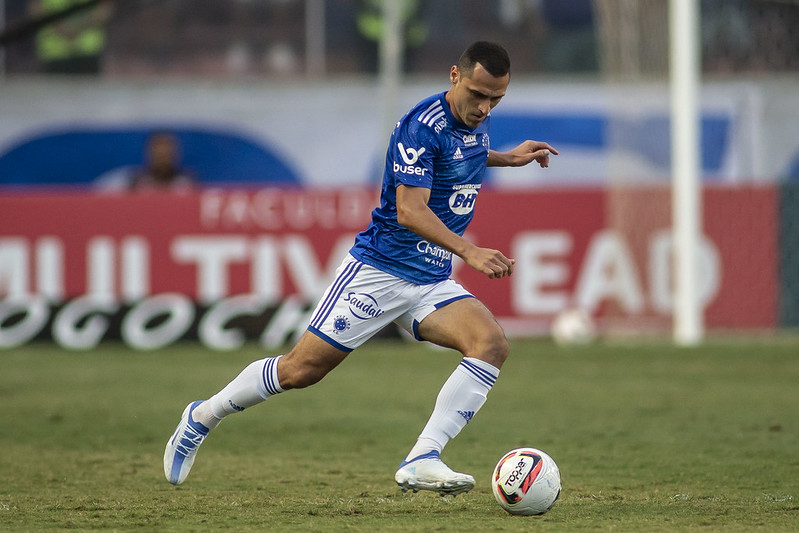 Após vai e vem no Cruzeiro, Rômulo é o jogador com mais jogos pelo Cruzeiro