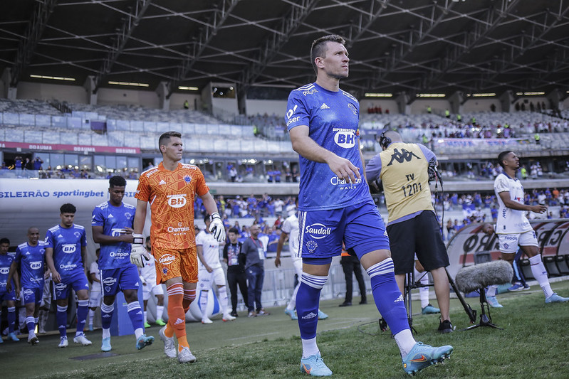 Cruzeiro busca manter campanha perfeita dentro de casa e quebrar recorde do rival