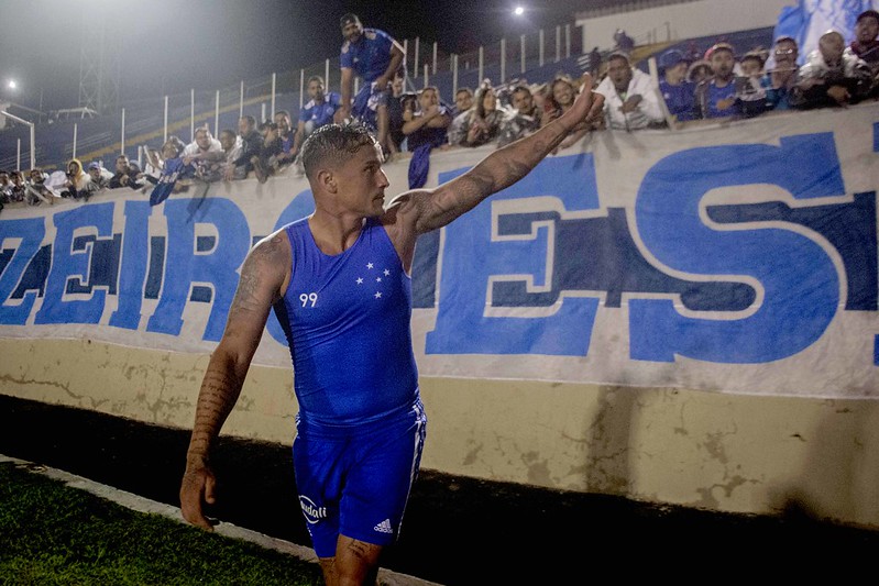 Artilheiro do Cruzeiro revela ficar atrás das grades depois de confusão no jogo