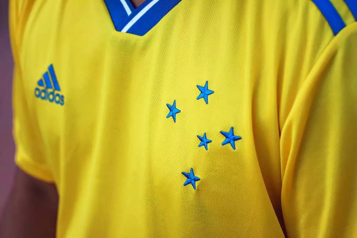 Oficial: Cruzeiro divulga terceira camisa em homenagem à Seleção Brasileira